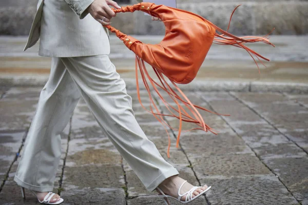 Milan Itálie 2020 Žena Kráčející Oranžovou Koženou Taškou Třásněmi Před — Stock fotografie