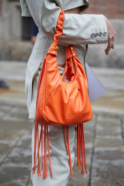 Милан Италия Сентября 2020 Женщина Оранжевой Кожаной Сумкой Бахромой Перед — стоковое фото