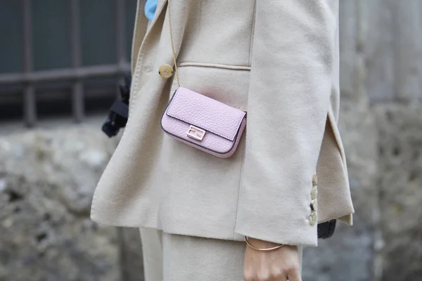 Mailand Italien September 2020 Frau Mit Pinkfarbener Fendi Ledertasche Und — Stockfoto