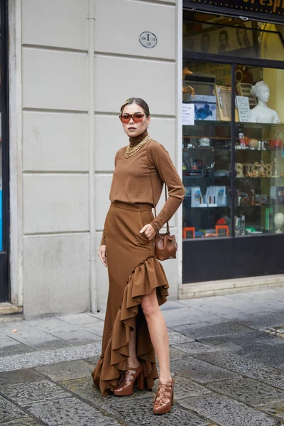 Милан Италия Сентября 2020 Женщина Коричневой Юбке Рубашке Показа Мод — стоковое фото
