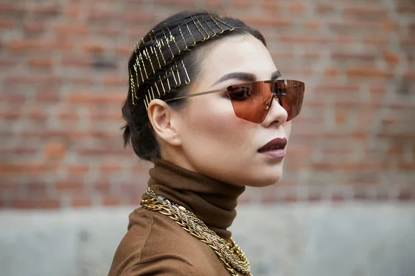 Milan Itálie Září 2020 Žena Účesem Zlatými Sponkami Vlasy Před — Stock fotografie