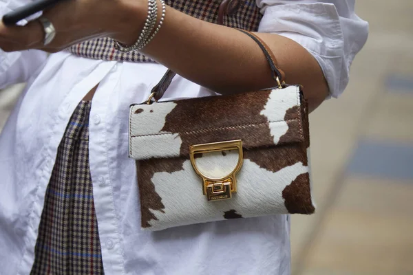 Milán Italia Septiembre 2020 Mujer Con Piel Marrón Blanca Bolso — Foto de Stock