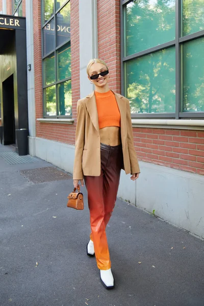 Milán Italia Septiembre 2020 Mujer Con Camiseta Naranja Pantalones Cuero — Foto de Stock