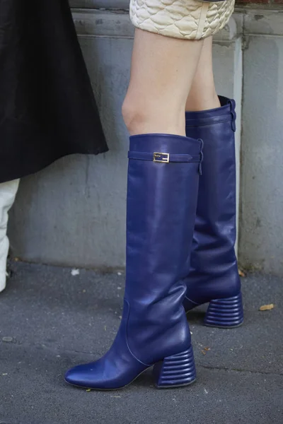 Milan Italy Σεπτεμβριου 2020 Γυναίκα Μπλε Δερμάτινες Μπότες Fendi Πριν — Φωτογραφία Αρχείου