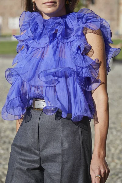 Милан Италия Сентября 2020 Женщина Голубой Прозрачной Рубашке Перед Показом — стоковое фото