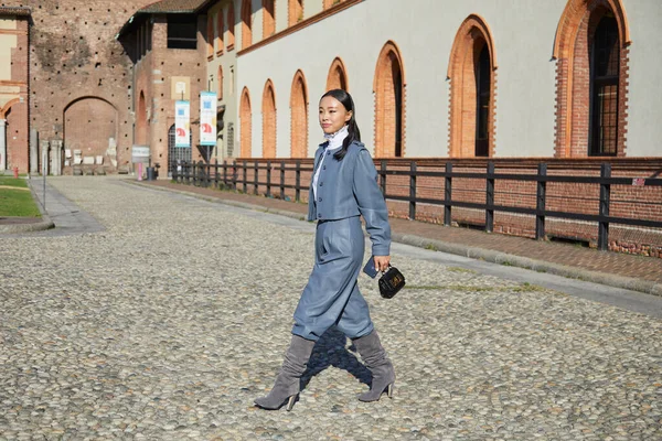 MİLAN, İTALYA 23 Eylül 2020: Alberta Ferretti moda defilesinden önce Niki Wu, Milan Moda Haftası tarzı