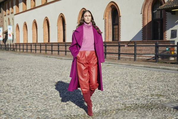 MİLAN, İTALYA 23 Eylül 2020: Anna Cleveland Alberta Ferretti moda defilesinden önce, Milan Moda Haftası tarzı