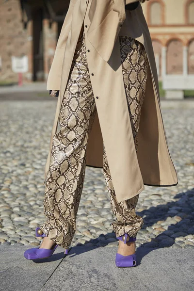 Milán Italia Septiembre 2020 Mujer Con Zapatos Cuero Morado Pantalones — Foto de Stock