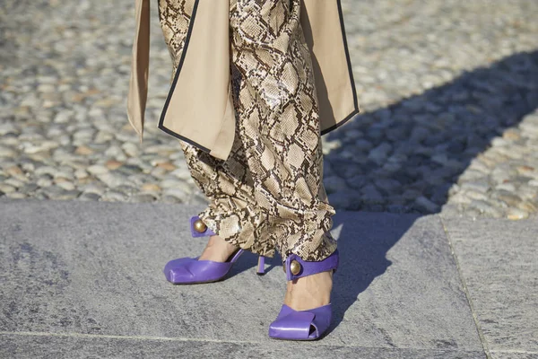 Milan Itálie 2020 Žena Fialovou Koženou Obuví Hadími Koženými Kalhotami — Stock fotografie
