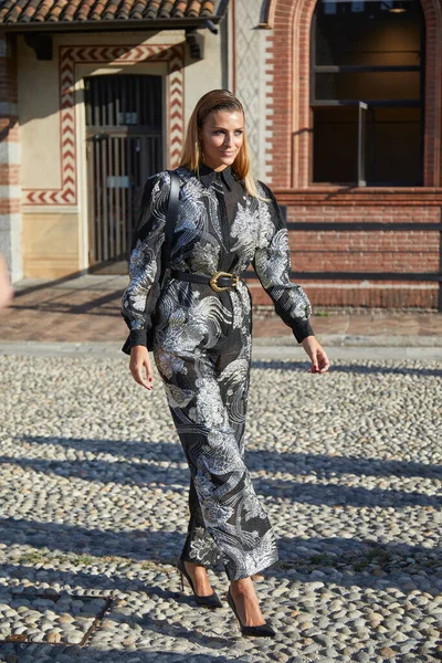MILAN, İtalya - 23 Eylül 2020: Alberta Ferretti moda defilesinden önce Cristina Chiabotto, Milan Moda Haftası tarzı