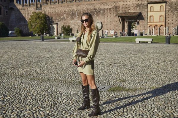 Milán Italia Septiembre 2020 Mujer Con Vestido Verde Bolso Louis — Foto de Stock