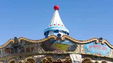 Pier 39 San Francisco, California, ABD - 23 Eylül 2017 atlıkarınca top: yatay süslü el-boyalı çatı Pier 39 ünlü vintage carousel hareket vurdu