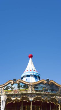 Pier 39 San Francisco, California, ABD - 23 Eylül 2017 atlıkarınca top: Pier 39 ünlü vintage carousel süslü el-boyalı çatı hareketi vurulmuş dikey