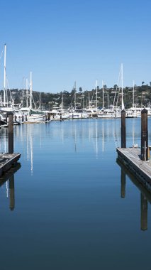 Sausalito, San Francisco, California - 22 Eylül 2017: Sausalito gölünün özel Marina birçok Yatçılık kulüplerinden biri dikey görünümünü daraltın