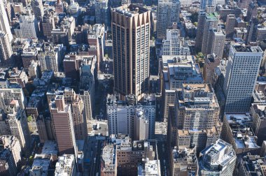 Manhattan kent merkezinin Doğu Nehri yan, Empire State Binası, yollar yapısı ve gökdelenler ve kentsel yoğunluk, New York City, Amerika Birleşik Devletleri yakın çekim üzerinden havadan izleme doğru gelişmiş
