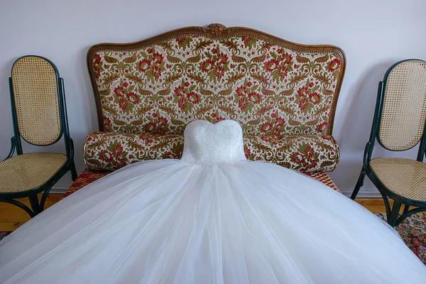 Vestido Noiva Vestido Baile Deslumbrante Espalhado Pequeno Sofá Pronto Para — Fotografia de Stock