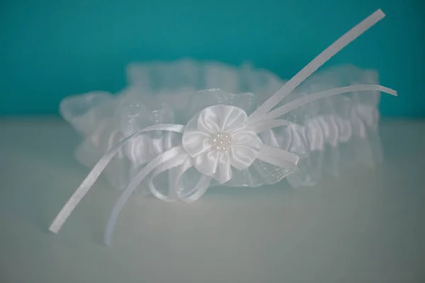 Seidig Weißer Strumpfband Mit Blütendetail Und Weißen Perlen Vereinzelt Geschmackvolles — Stockfoto