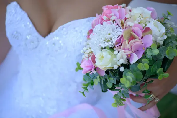 Обрезанный Снимок Юной Кавказской Невесты Белом Сексуальном Обнаженном Платье Красивым — стоковое фото