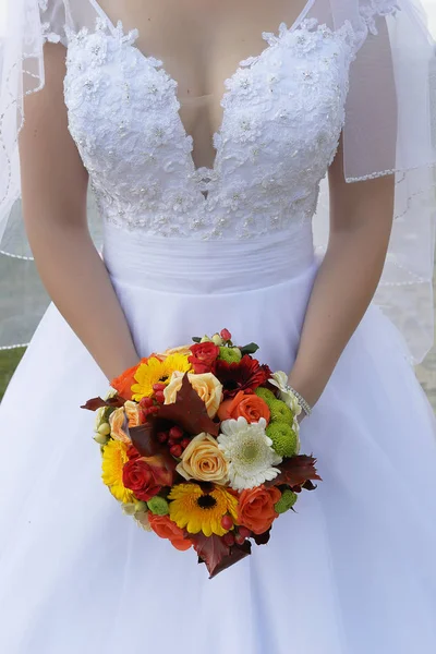 Jovem Noiva Caucasiana Vestindo Vestido Noiva Rendado Segurando Buquê Flores — Fotografia de Stock