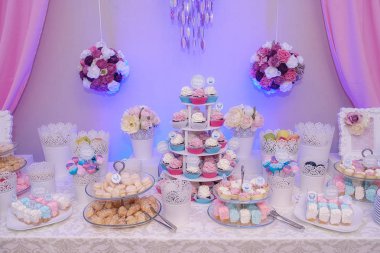 Lezzetli tatlı barda bir düğün, parti ya da olay, farklı katmanlı Pasta Teşhir Standları, lezzetli pastel Fransız macarons ile dolu, lokma boyutu profiterol ve pembe meringues, kek ve pasta çıkar