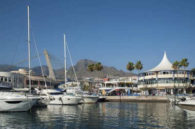 Costa Adeje, Tenerife, Kanarya Adaları, İspanya - 6 Temmuz 2018: Las Americas popüler tatil Liman Restoran, pub ve barlar, eğlence ve gece hayatı mekanları okyanustan görüntülemek.