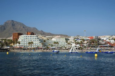 Costa Adeje, Tenerife, Kanarya Adaları, İspanya - 6 Temmuz 2018: Las Americas popüler tatil Liman Restoran, pub ve barlar, eğlence ve gece hayatı mekanları okyanustan görüntülemek.