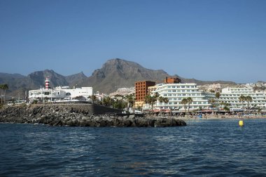 Costa Adeje, Tenerife, Kanarya Adaları, İspanya - 6 Temmuz 2018: Las Americas popüler tatil Liman Restoran, pub ve barlar, eğlence ve gece hayatı mekanları okyanustan görüntülemek.