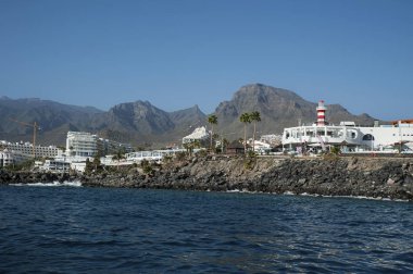 Costa Adeje, Tenerife, Kanarya Adaları, İspanya - 6 Temmuz 2018: Las Americas popüler tatil Liman Restoran, pub ve barlar, eğlence ve gece hayatı mekanları okyanustan görüntülemek.