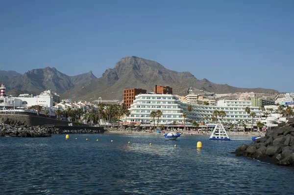 Costa Adeje, Tenerife, Kanarya Adaları, İspanya - 6 Temmuz 2018: Las Americas popüler tatil Liman Restoran, pub ve barlar, eğlence ve gece hayatı mekanları okyanustan görüntülemek.