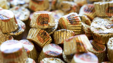 San Francisco, Candy shop, Pier 49 - 23 Eylül 2018: Reese Fıstık ezmesi Kupası bakan. Isırık boyutu, tek tek sarılı Reese, üretilen ve genel olarak Hershey şirket tarafından dağıtılmış