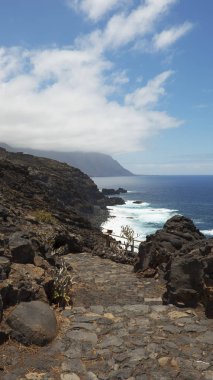 Adada, o El Hierro, Kanarya Adaları, İspanya Charco Azul için rota yürüyüş Batı kısmında dikey çekim