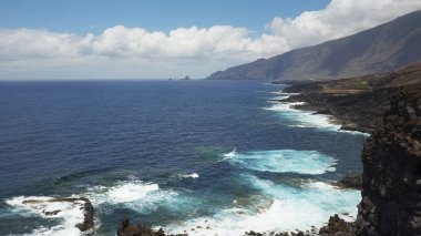 Adanın kuzey kesiminde kıyı görüş Charco Azul, El Hierro, Kanarya Adaları, İspanya için yürüyüş yolu üzerinde