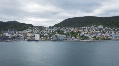 Dağlar ve fiyortları çevrili Norveç west coast, üzerinde manzaralarına Bergen, şehir ve Belediye Hordaland'deki/daki oteller. Yatay fiyort, açısından ile yüksek, noktadan vurdu