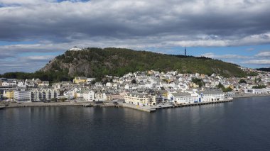 Geirangerfjord, Norveç girişinde Alesund, Art Nouveau tarzı mimarisiyle sakin liman kenti ve Mount Aksla Fiyordu içinde belgili tanımlık geçmiş açısından ile yatay çekim