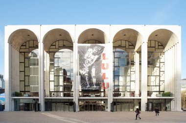 Metropolitan Opera House New York City, Amerika Birleşik Devletleri - 18 Kasım 2015: Giriş görünümü ile bir araya geldi Opera House, Lincoln Meydanı, yukarı batı yakasındaki, Broadway'de bir posteri Alban Berg'ün 
