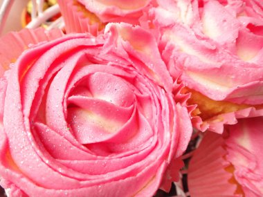 Dekore kek ya da gül ile cupcakes kapatın veya şekilli pembe tereyağı frosting, Sevgililer günü, düğün, ya da romantik tarih veya sağlıksız tatlı yiyecek ya da bir tedavi için lezzetli tatlı çiçek
