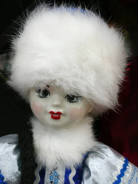 Pionowe Strzał Tradycyjnych Ciemnych Oczach Lalka Rosyjski Białym Futro Kapelusz — Zdjęcie stockowe