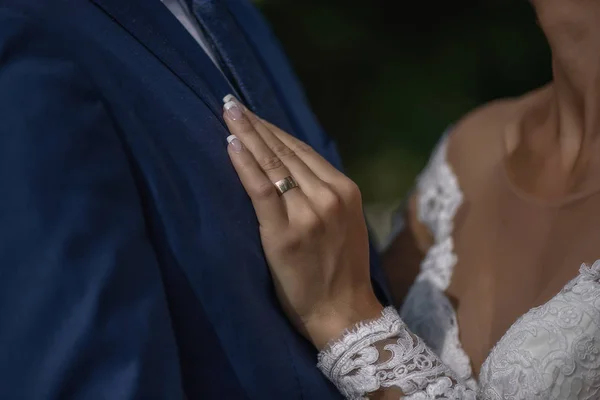 Κλείστε Μαζί Νύφη Και Γαμπρός Νύφη Κρατώντας Αριστερό Χέρι Πάνω — Φωτογραφία Αρχείου
