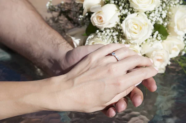 Close Tiro Casal Romântico Caucasiano Feminino Masculino Delicadamente Mãos Dadas — Fotografia de Stock