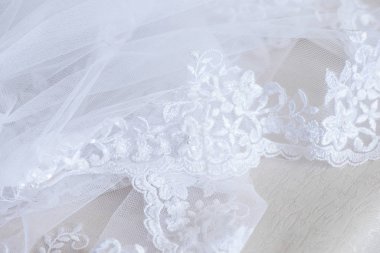 Düğün Aksesuarları: düğün Beyaz tül duvak çiçek nakış bej yüzeyinde, müstakbel için hazır döşeme ile bir parçası