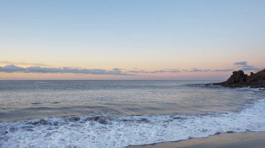 Sabah erken tropik gündoğumu köpüklü dalgalar ile sahilde kum ve volkanik kayalar, tatil hedef kavramı, Kanarya Adaları'na seyahat, pastoral konumu meditasyon veya yoga için pürüzsüz