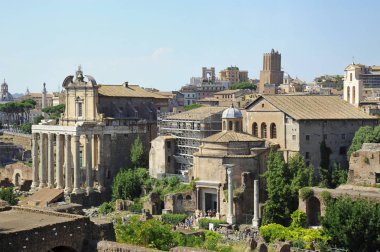 Roman Forum, Rome, İtalya - 2 Temmuz 2015: Roman Forum ya da Forum Romanum sağ sol ve Romulus tapınak tapınak Antoninus ve Faustina doğru Palantine Tepesi'nden görüntüleme Harabeleri 