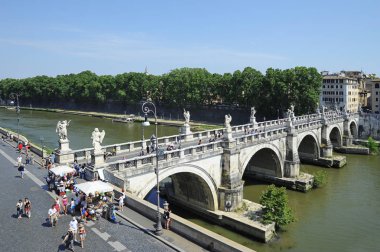 Rome, İtalya - 4 Temmuz 2015: Ponte Sant Angelo olarak da bilinen Bridge of Angels, Saint Angelo Castle yakınındaki Tiber üzerinden on melekler heykeller ünlü heykeltıraş Gian Lorenzo Bernini tarafından oluşturulan featuring.