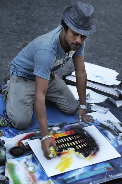 2015 스트리트 예술가 출연자 광장에서에서에 페인트를 건축의 이미지를 만듭니다 — 스톡 사진