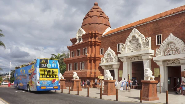 Siam Park, Costa Adeje, Tenerife, Kanarya Adaları, İspanya - 29 Ekim 2018: ücretsiz otobüs ve Tay temalı Siam Park, Avrupa'nın en büyük su cazibe biri girişinde akın turist