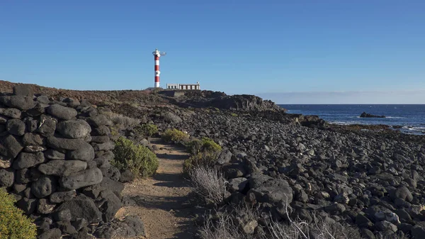 Malpais ラ血眼 テネリフェ島 カナリア諸島 スペインで パスやファロ プンタ 血眼灯台に向かって景色をパーム 月市街に近い自然保護区の不毛の景観 — ストック写真