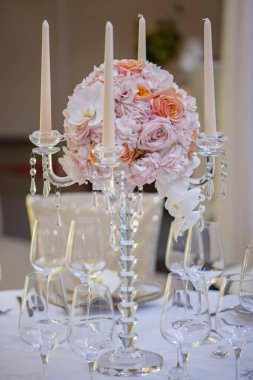 Dikey çekim kristal mumluk mumluk dört taraklı bobeche ve çarpıcı bir yuvarlak buket ile resmi bir olay için mükemmel zamansız zerafetin bir tablo centerpiece olarak ortasında, stil