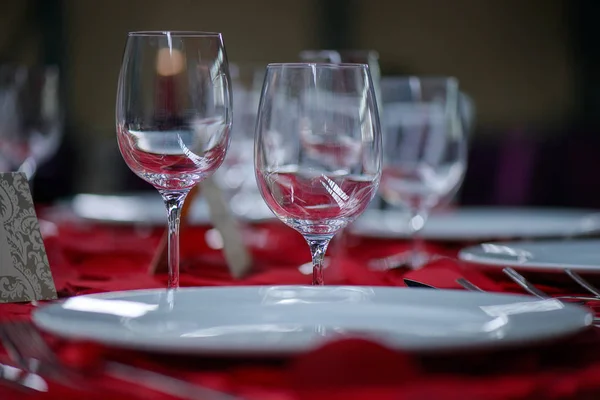 Elegante Mesa Comedor Con Vajilla Blanca Copas Cristal Vino Agua — Foto de Stock
