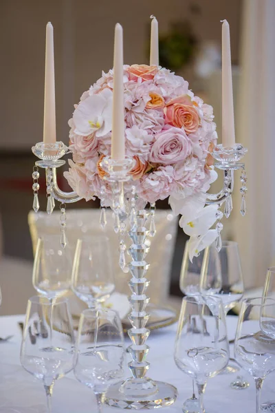 Dikey çekim kristal mumluk mumluk dört taraklı bobeche ve çarpıcı bir yuvarlak buket ile resmi bir olay için mükemmel zamansız zerafetin bir tablo centerpiece olarak ortasında, stil