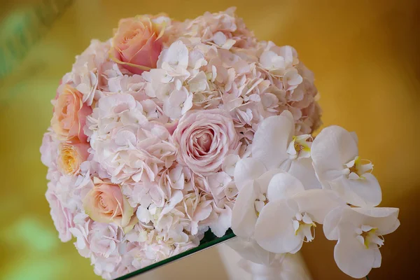 Classy Kwiatów Układ Pastel Okrągły Bukiet Hortensja Różowy Róż Storczyki — Zdjęcie stockowe
